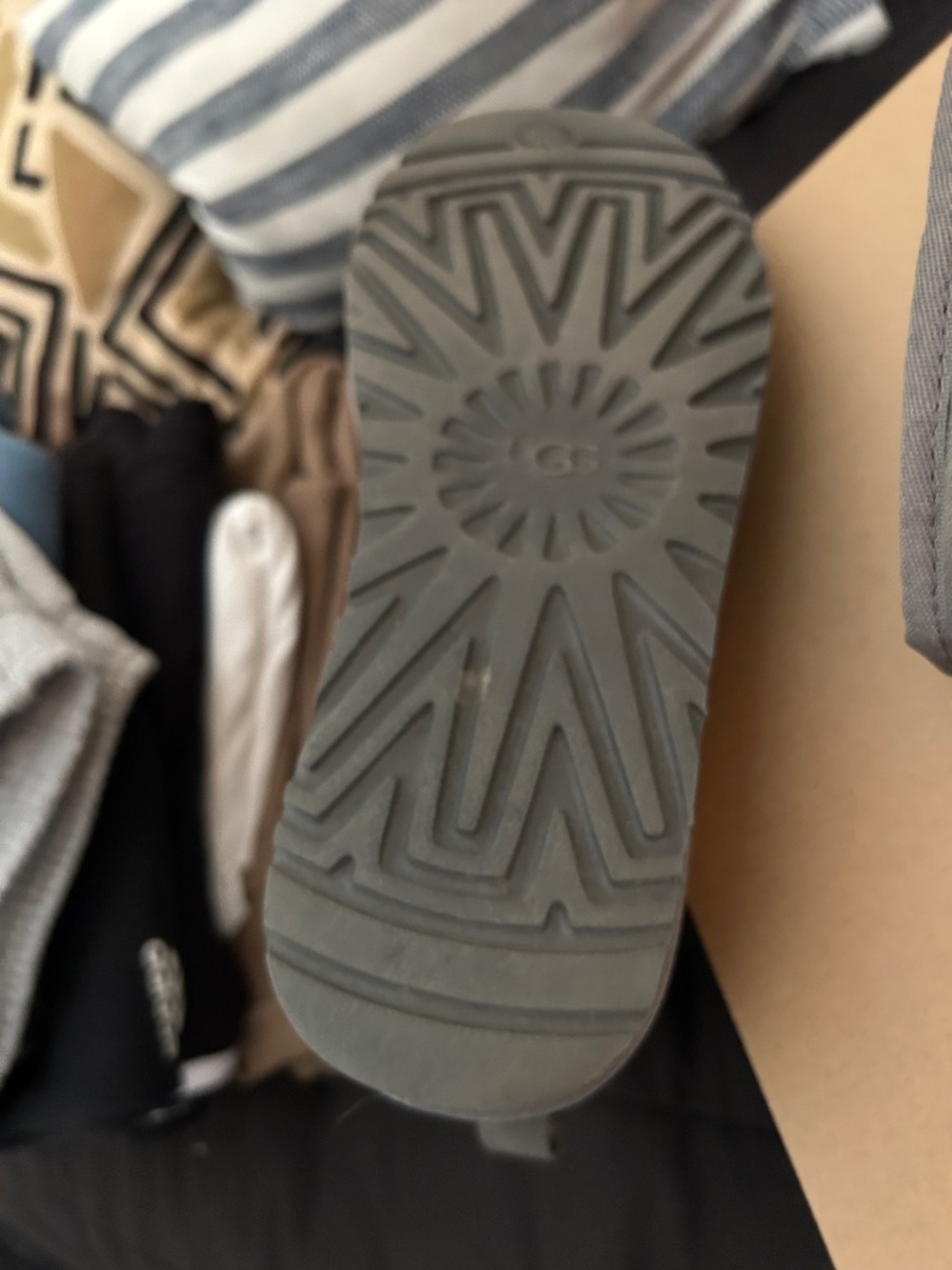 UGG Classic Mini - Picture 3 of 9
